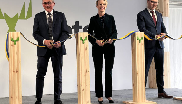 Mika Joukio, CEO, Metsä Board; Viveka Beckeman, CEO Skogsindustrierna and Jussi Linnaranta, Chairman of the Board, Metsäliitto Cooperative