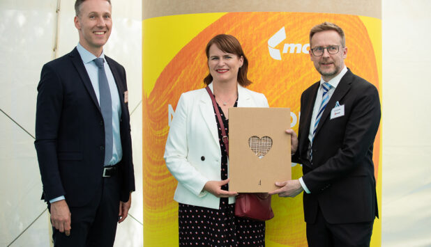 From left to right: Markus Gärtner, CEO Mondi Corrugated Packaging, Soile Lahti, Mayor of Kuopio, Juha Koukka, Managing Director Mondi Kuopio.