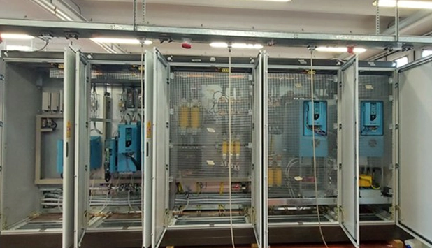 Electrical panel with SAEL liquid-cooled drives: a hermetically sealed solution that allows installation close to the machine, eliminating the need for air-conditioned rooms and ensuring significant energy savings.
